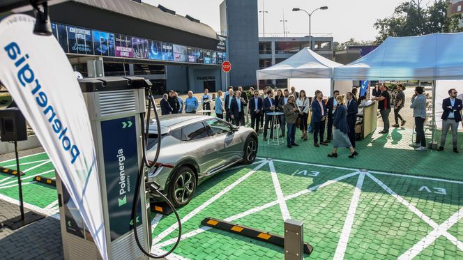 Zielona Strefa Elektromobilności powstała przy centrum handlowym Blue City