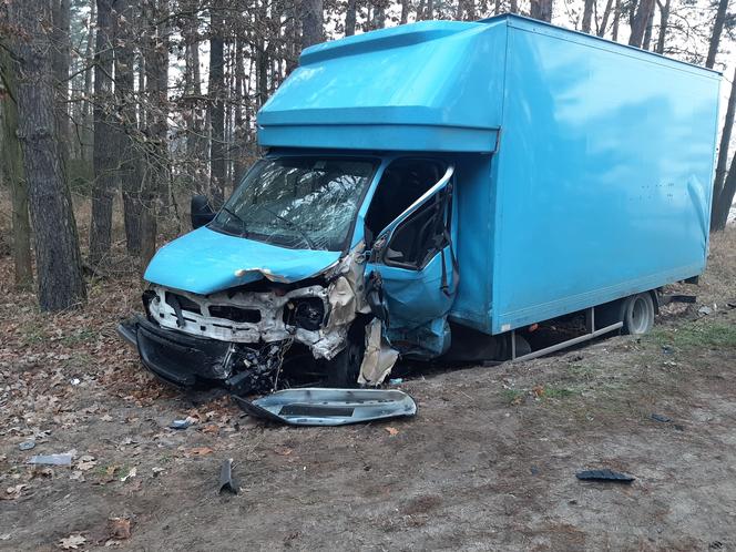 Tragiczne zderzenie osobówki z busem pod Kępnem. 76-latek nie miał szans! [ZDJĘCIA]