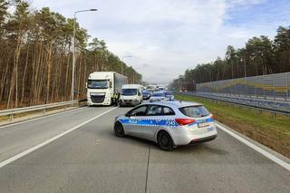 Najechał busem na TIR-a, jeden z pasażerów wypadł przez szybę. Horror na S8 pod Łaskiem