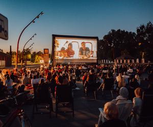 Tłumy ludzi i świetna atmosfera. Wystartowało plenerowe Kino Letnie w Centrum Historii Zajezdnia [GALERIA]