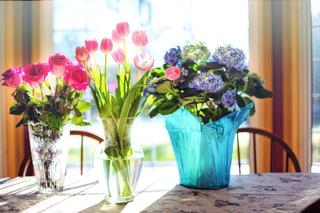 Sprawdzone sposoby na to, by kwiaty w wazonie długo stały. Tulipany, róże, goździki i inne rośliny będą jak świeżo zerwane