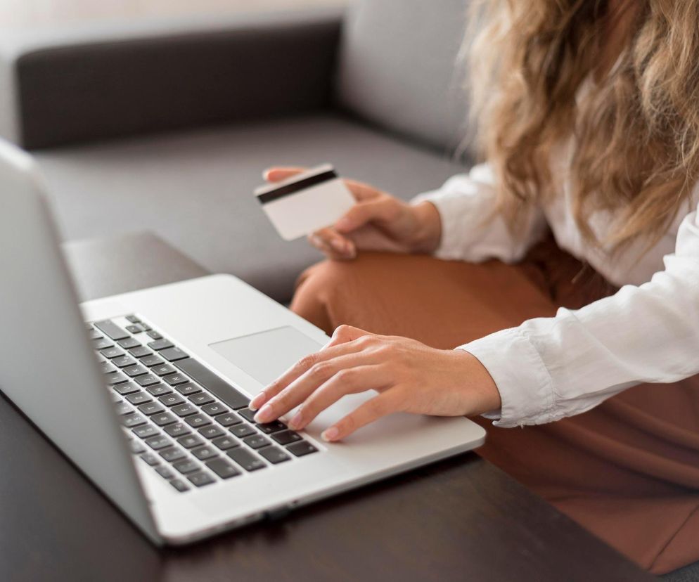 Zakupy w sklepie stacjonarnym czy online? Wiemy, jak kupują europejscy konsumenci [RAPORT]