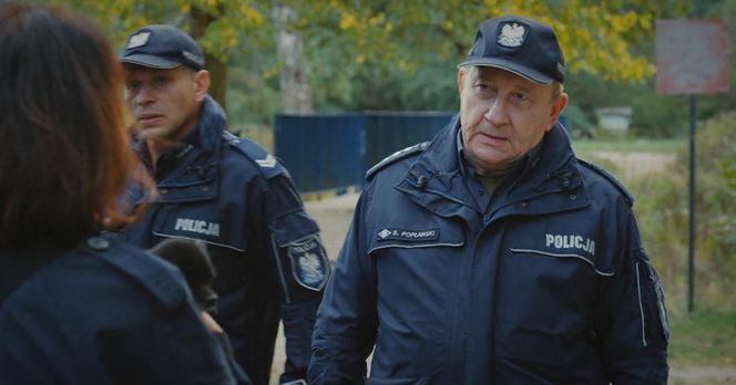 M jak miłość odc. 1843.  Staszek Popławski (Sławomir Holland), Marysia (Małgorzata Pieńkowska), policjant Grzymała