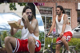 Uwaga, przystojniak! Radzimir Dębski na murku zajada się frytkami. Odsłonił pokaźny tatuaż