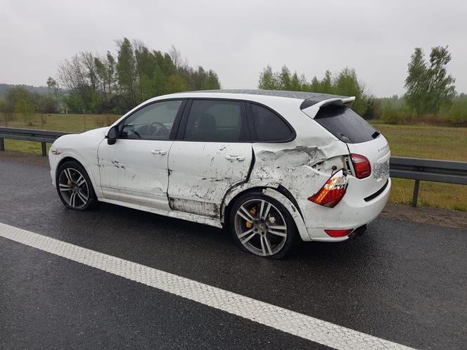 Kolizja na tarnowskim odcinku autostrady. Porsche nie dało rady ciężarówce