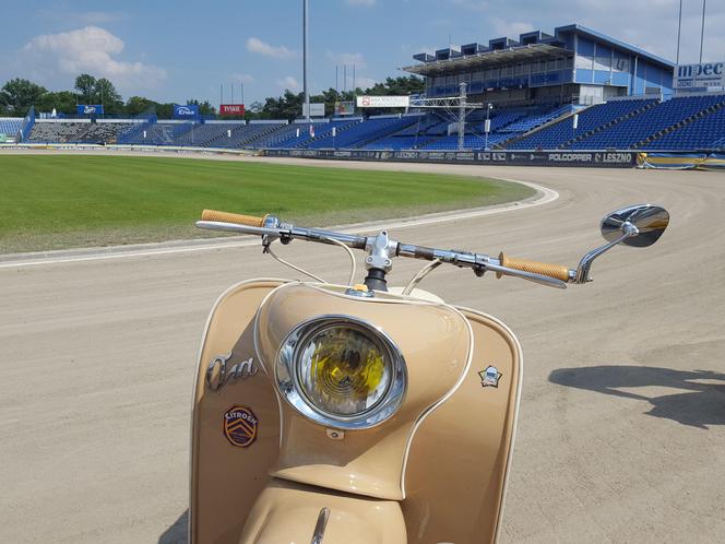 Osy kręciły kółka na stadionie żużlowym w Lesznie. Ogólnopolski zlot skuterów Osa Osieczna-Leszno 