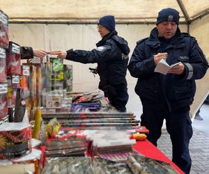 Policjanci sprawdzają, synoptycy ostrzegają. Czy fajerwerki to na pewno dobry pomysł?  
