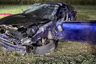 Próbował zapalić papierosa za kierownicą. Auto wylądowało w rowie