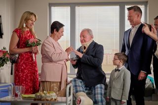 Na Wspólnej, odc. 4065. Helena (Małgorzata Peczyńska), Żaneta (Anna Guzik),  Zbigniew Sokół (Wiesław Cichy), Wojtek (Wojciech Błach), Ludzik (Gustaw Marczak)