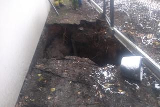 W Trzebini po raz kolejny zapadła się ziemia. Dziura na prywatnej działce ma głębokość ok. 2,5 metra [ZDJĘCIA]