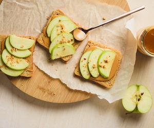 Przekąska dla dzieci: kanapki z kremem lub masłem orzechowym i jabłkiem