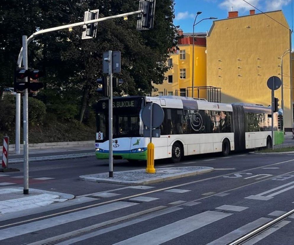 Pasażer autobusu został przytrzaśnięty przez drzwi. Mężczyzna przebywa na OIOM