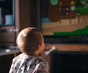 Trzy sprawdzone triki, które pomogą dzieciom oglądać telewizję bez przebodźcowania!