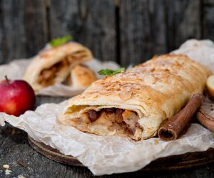 Szybki przepis na wyborne ciasto francuskie z jabłkami. Zrobisz je bez wysiłku w 10 minut 