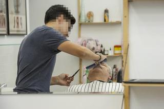 Marek Jakubiak robi brwi