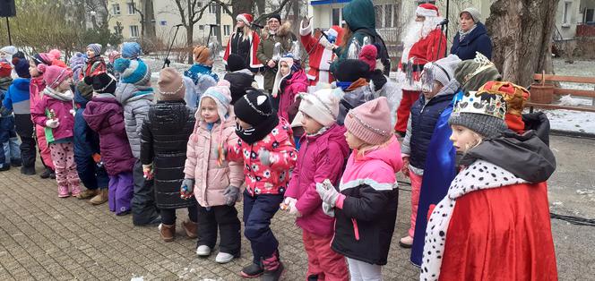 Choinka na LSM jest już ozdobiona. Dzieci przygotowały recyklingowe ozdoby [GALERIA, WIDEO]