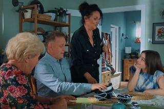 M jak miłość odc. 1701. Barbara (Teresa Lipowska), Marysia (Małgorzata Pieńkowska), Artur Rogowski (Robert Moskwa), Basia (Karina Woźniak)