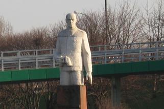 Koniec pomnika kontrowersyjnego generała. Berling zniknie spod Mostu Łazienkowskiego! [AUDIO]