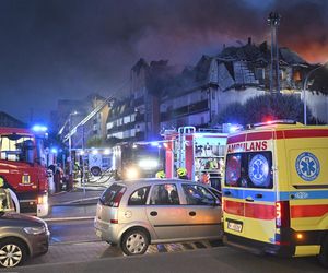 Pożar budynku mieszkalnego pod Warszawą. Strażacy walczą z żywiołem
