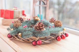 Stroik z szyszek - piękna ozdoba świąteczna na Boże Narodzenie