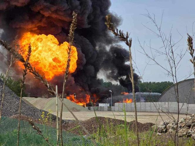 Gigantyczny pożar chemikaliów w Siemianowicach Śląskich. Wdrożono specjalne środki 