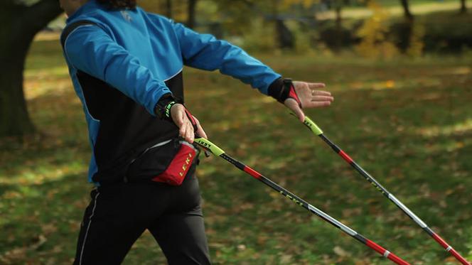 Nordic walking ćwiczenie 4: uruchomienie obręczy barkowej
