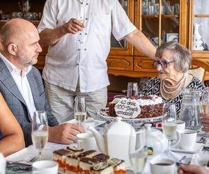 Pani Apolonia urodziła się w woj. świętokrzystkim, a od 1973 roku mieszka w Toruniu