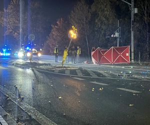 Śmiertelne potrącenie rowerzysty. Auto dachowało, dwie osoby trafiły do szpitala