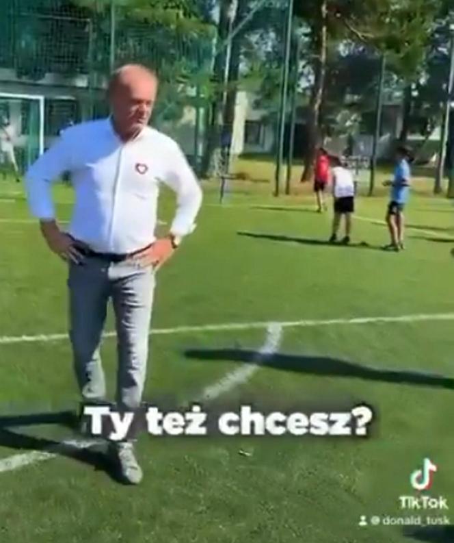  Filmik z Tuskiem trafił do sieci! Donald Tusk zaskoczył dzieci i ministra sportu