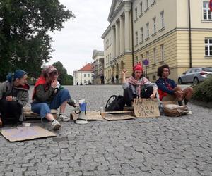 Rektor UW wezwał policję. Mundurowi wynieśli protestujących studentów