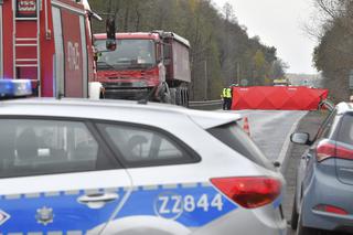 Makabryczny wypadek pod Legionowem. TIR zmiażdżył osobówkę, jedna osoba zginęła