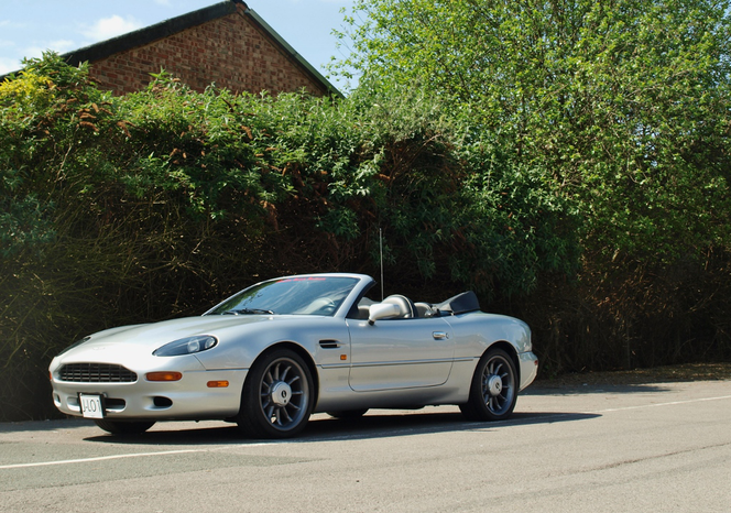 Aston Martin DB7 Volante należący do Jennifer Lopez