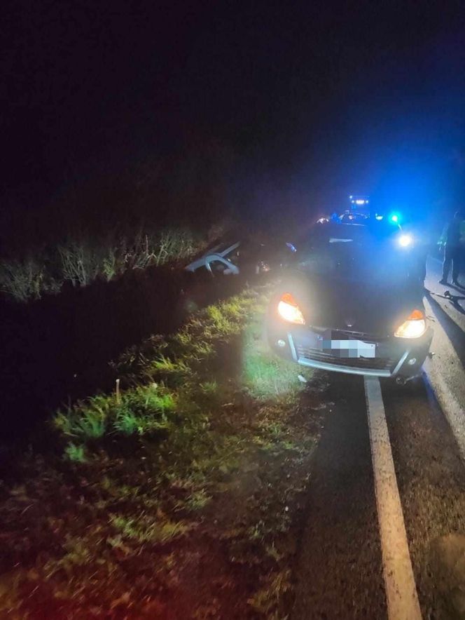 Czołówka niedaleko Kościana. Zderzyły się trzy samochody, czwarty wjechał do rowu