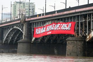  Akcja służb pod mostem Poniatowskiego. Aktywiści wisieli na linach 