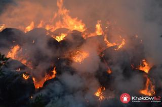 Pożar na Łąkach Nowohuckich w Krakowie. 12-latek podpalił bale słomy