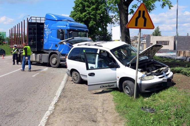 Białystok: Wyjechał ze stacji benzynowej wprost pod tira