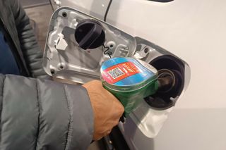 Cena ropy spada, ale rynek wciąż niestabilny. Eksperci prognozują dalsze osłabienie w 2025 roku