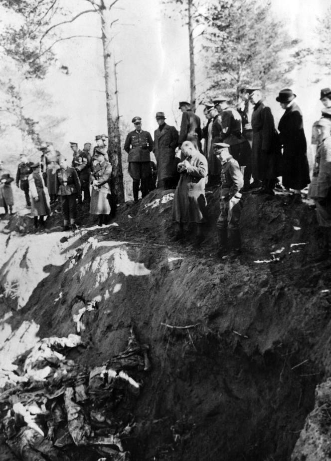 Międzynarodowa Komisja Lekarska nad zbiorową mogiłą podczas ekshumacji w Lesie Katyńskim w kwietniu 1943. 