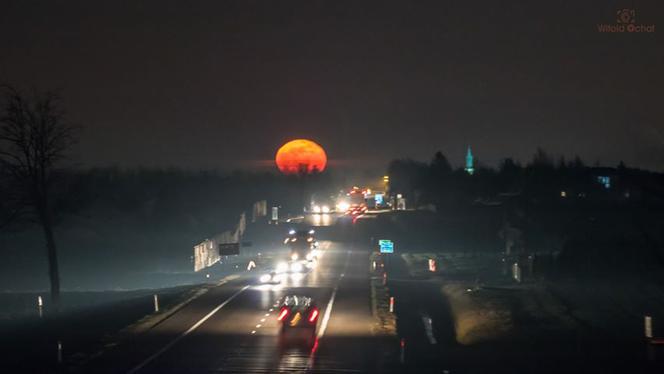 NIESAMOWITE zdjęcia z okolic Trzciany. Fotograf uchwycił wschód księżyca