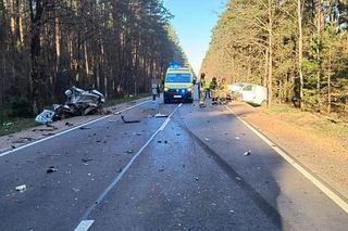 Dramat na drodze. Osobówka rozerwana na strzępy! Dwie osoby w szpitalu.