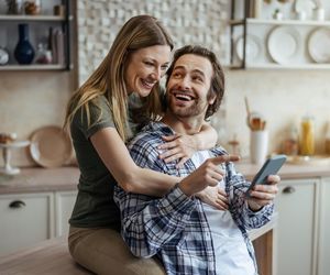 Przytulaj częściej, ale mądrzej. Naukowcy ujawniają, kiedy uścisk naprawdę zmienia biochemię mózgu