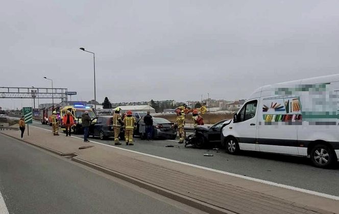 Karambol pod Warszawą! 5 pojazdów rozbitych, są ranni. Na miejscu lądował śmigłowiec ratunkowy
