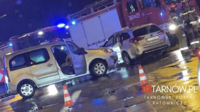 Zderzenie dwóch osobówek na rondzie w centrum Tarnowa