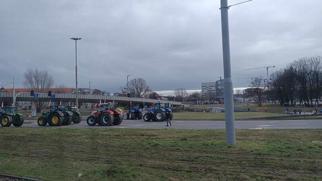 Protest rolników we Wrocławiu. Strajk wymyka się spod kontroli. Urząd Wojewódzki obrzucany jajkami