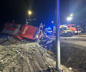 Tragiczny wypadek na DK7. Wóz strażacki zderzył się z osobówką