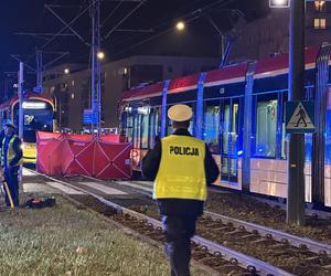 Wszedł na torowisko na czerwonym świecie. Przejechał go tramwaj. Zginął na miejscu