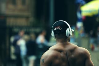 Zbyt głośna muzyka w słuchawkach