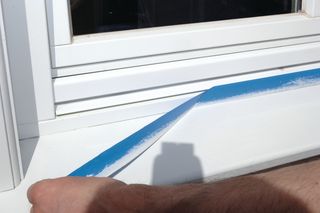 Jak odkleić mocną taśmę? Środki chemiczne i sposoby mechaniczne na oporne taśmy