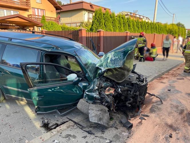 Kraksa autobusu z osobówką w Nowym Sączu. Poszkodowane są dzieci