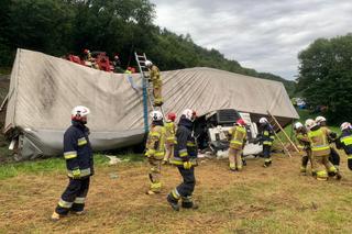 Śmiertelny wypadek pod Krosnem. Tir spadł ze skarpy z 49-latkiem w zgniecionej kabinie